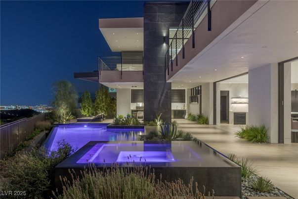 Exterior, Facade, Pool, Modern