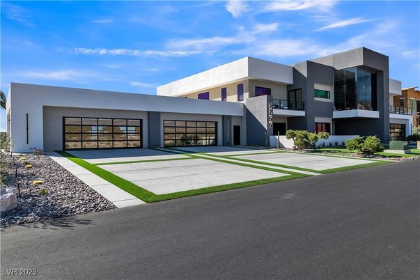 Attached, Backyard, Exterior, Facade, Modern