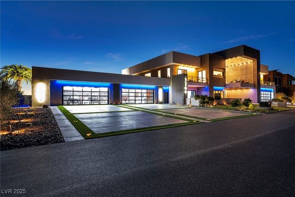 Attached, Backyard, Exterior, Facade, Modern
