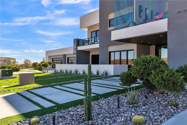 Backyard, Exterior, Facade, Modern