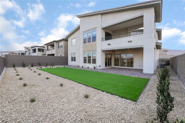 Backyard, Exterior, Facade, Modern