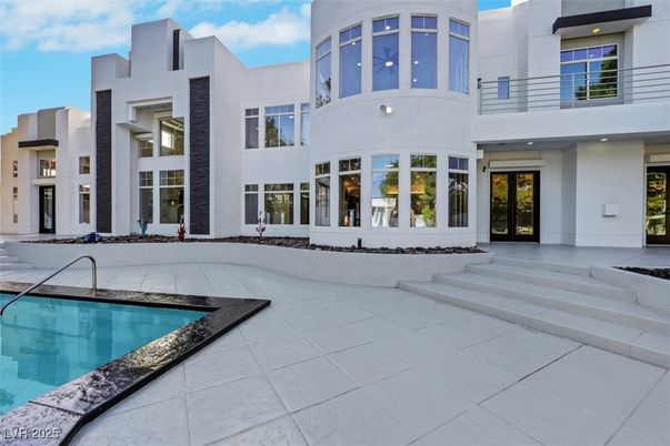 Exterior, Facade, Pool, Modern