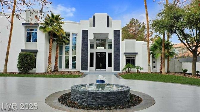 Exterior, Facade, Modern