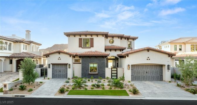Attached, Exterior, Facade, Mediterranean