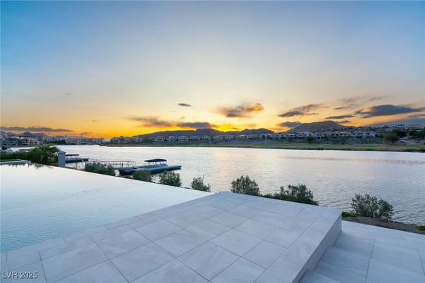 Exterior, Lake