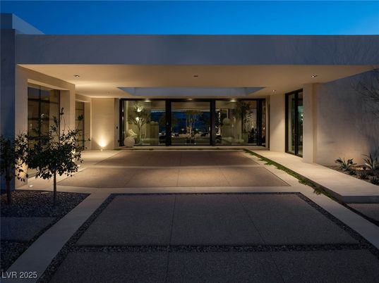 Exterior, Facade, Modern