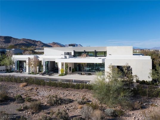 Exterior, Facade, Modern