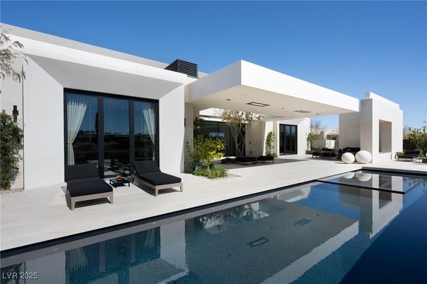 Exterior, Facade, Pool, Modern