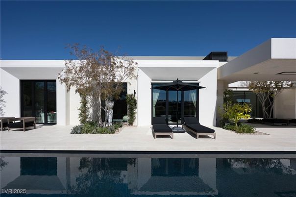 Exterior, Facade, Modern