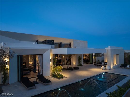Exterior, Facade, Pool, Modern