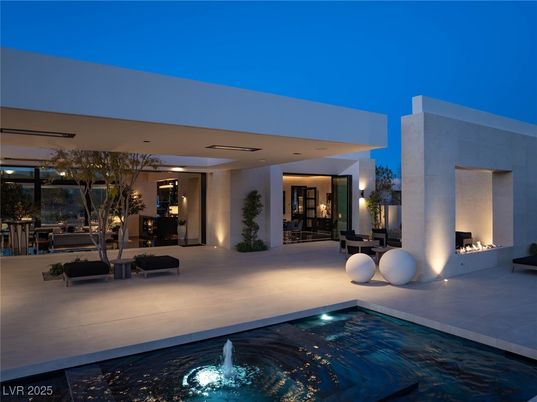 Exterior, Facade, Fireplace, Pool, Modern