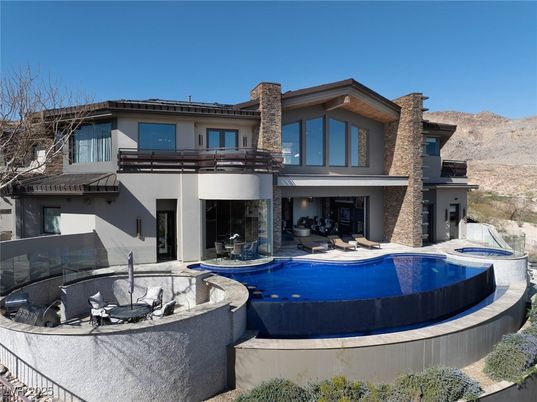 Exterior, Facade, Pool, Modern