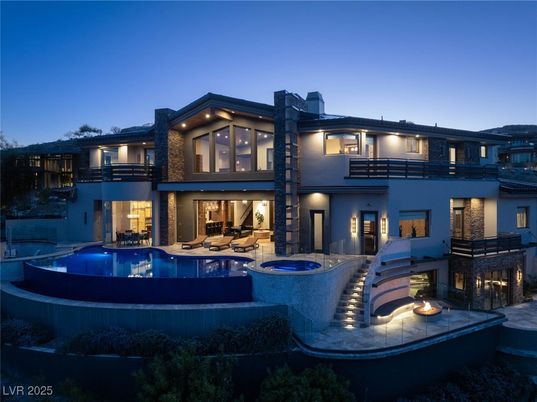 Exterior, Facade, Pool, Modern