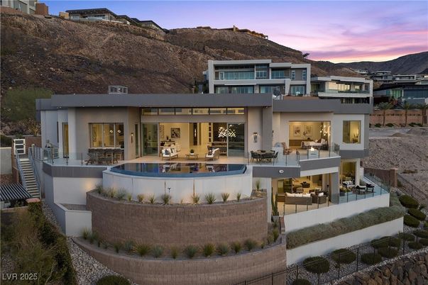 Exterior, Facade, Pool, Modern