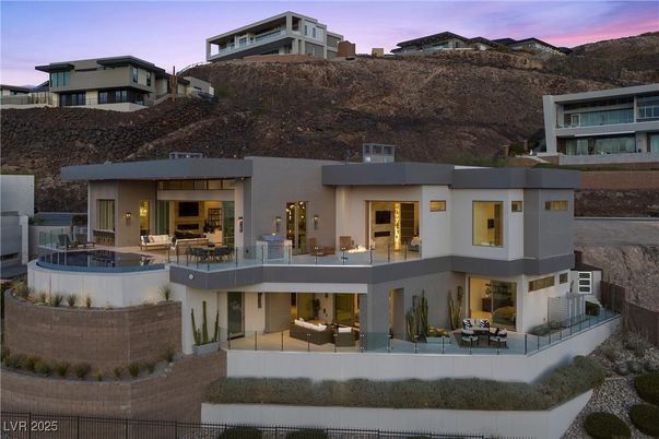 Exterior, Facade, Pool, Modern