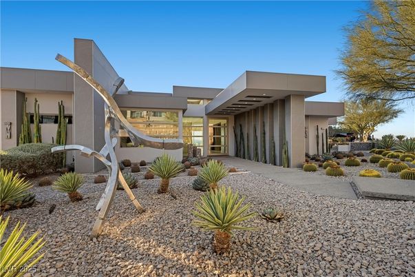 Backyard, Exterior, Facade, Modern