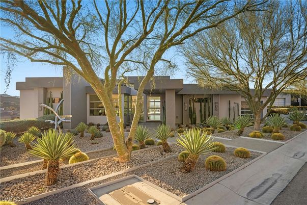 Backyard, Exterior, Facade, Ranch