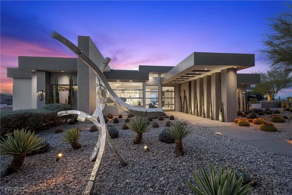 Backyard, Exterior, Facade, Modern