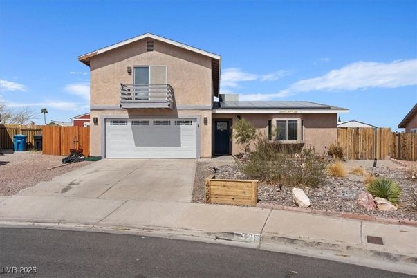 Attached, Exterior, Facade, Solar Panels, American Craftsman