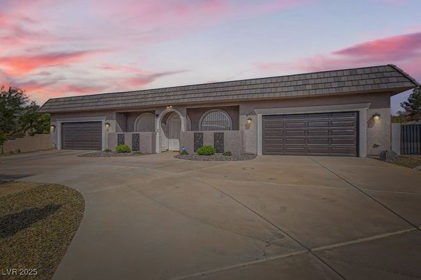 Attached, Exterior, Facade, Ranch
