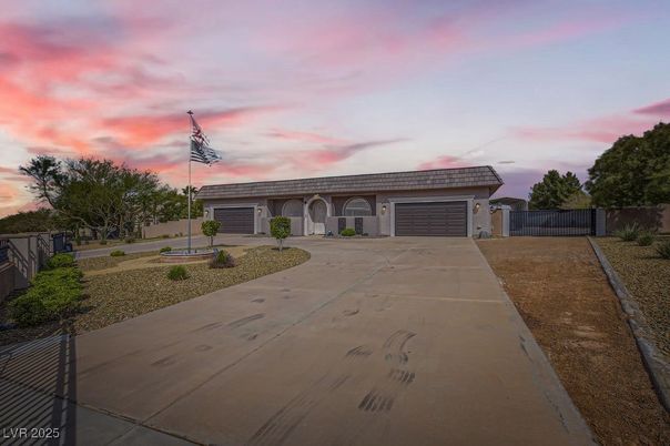 Attached, Exterior, Facade, Ranch