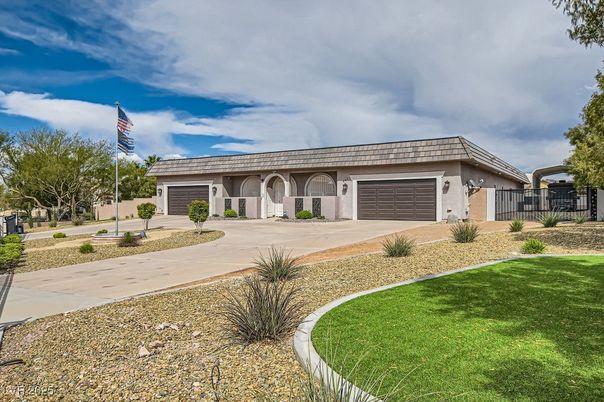 Attached, Exterior, Facade, Ranch