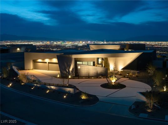 Exterior, Facade, Modern