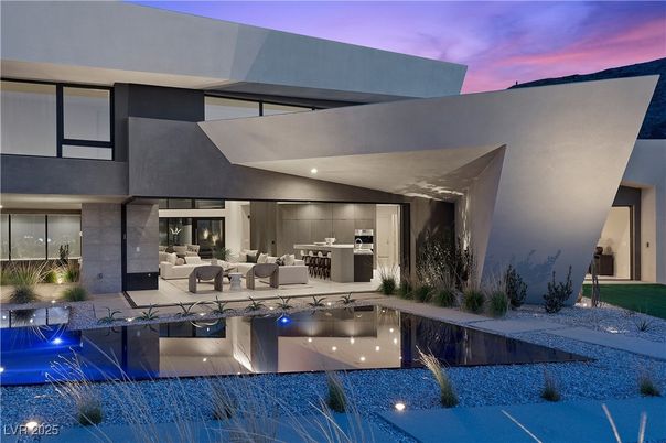 Exterior, Facade, Modern