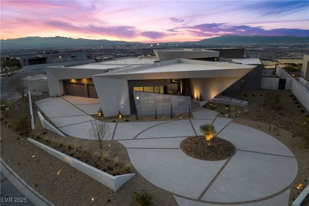 Exterior, Facade, Modern