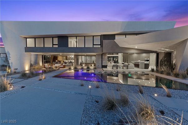 Exterior, Facade, Pool, Modern