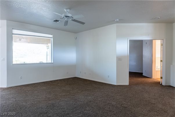 Empty room, Interior