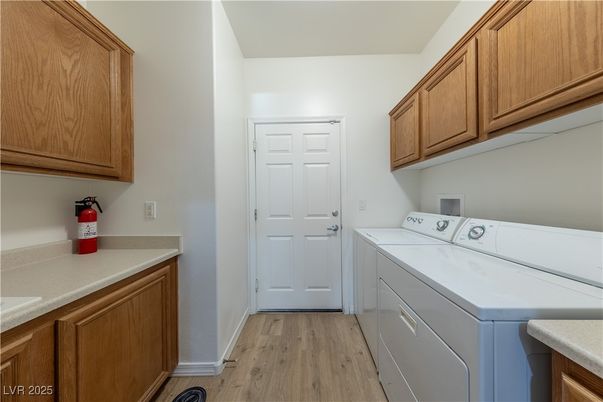 Interior, Washer, Wood Texture Flooring