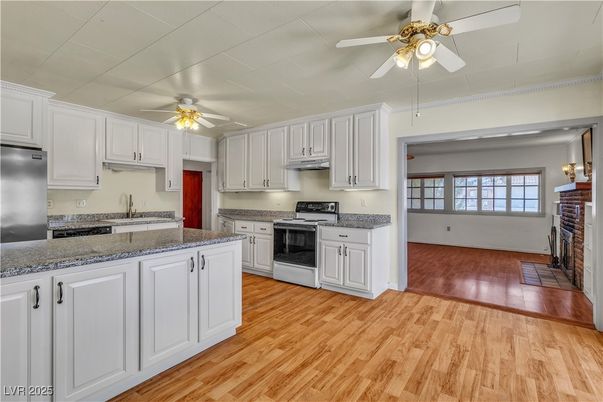Fireplace, Interior, Kitchen, Wood Texture Flooring