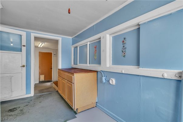 Empty room, Interior