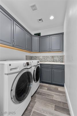 Interior, Recessed Lighting, Washer, Wood Texture Flooring