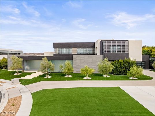 Backyard, Exterior, Facade, Modern