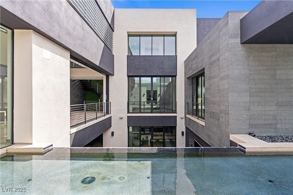 Exterior, Facade, Modern