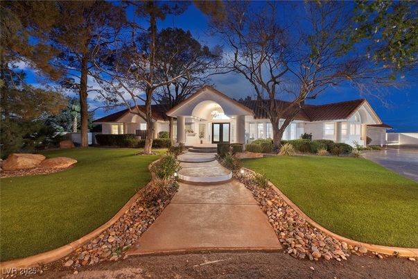 Backyard, Exterior, Facade, Ranch