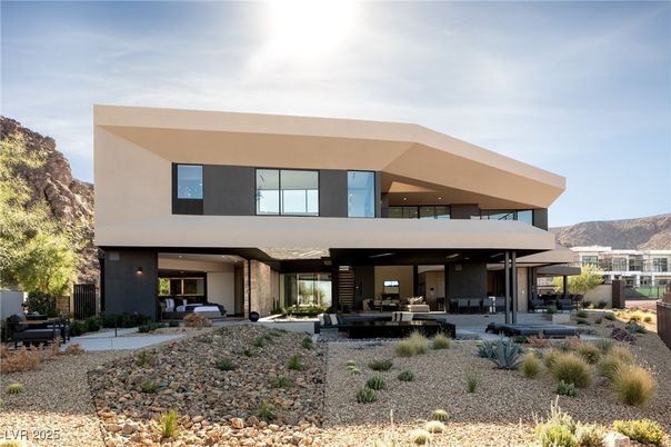 Backyard, Exterior, Facade, Modern