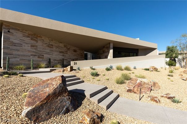 Exterior, Facade, Modern