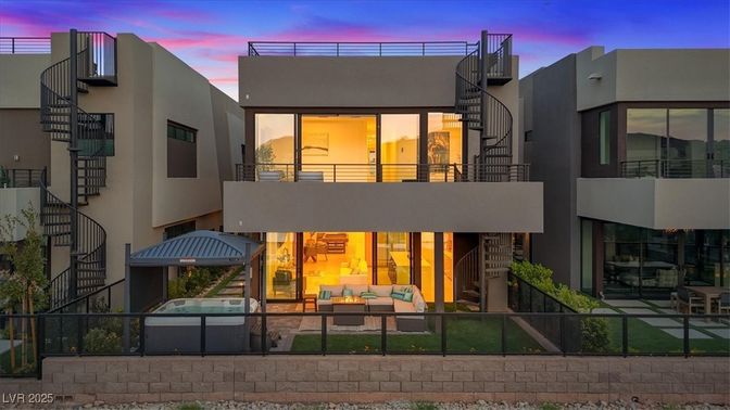 Exterior, Facade, Modern