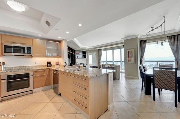Dining room, Interior, Kitchen, Recessed Lighting, Stainless Steel Appliances