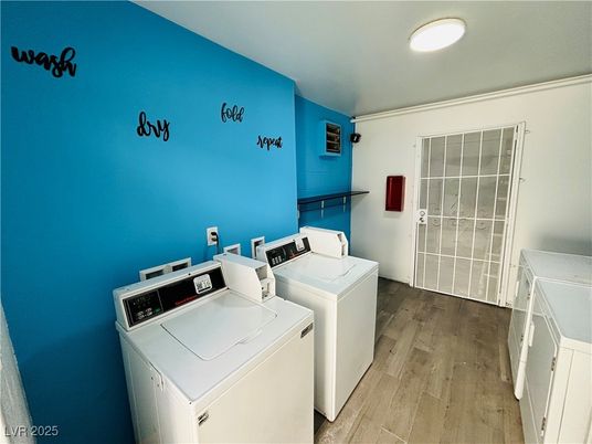 Interior, Recessed Lighting, Washer, Wood Texture Flooring
