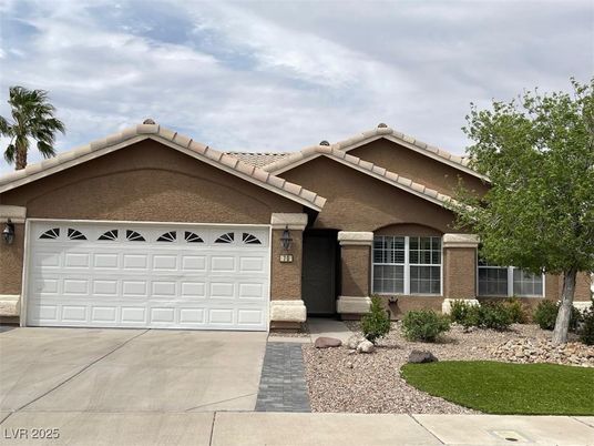Attached, Exterior, Facade, American Craftsman
