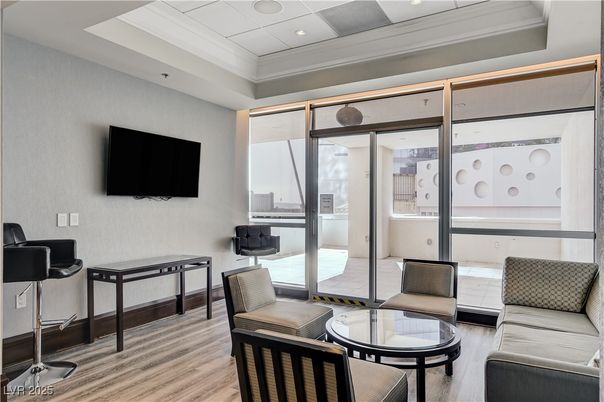 Fitness Equipment, Interior, Recessed Lighting, Wood Texture Flooring