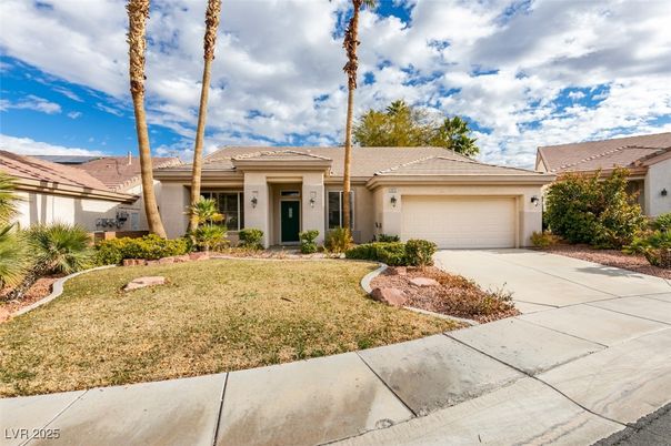 Attached, Exterior, Facade, Ranch