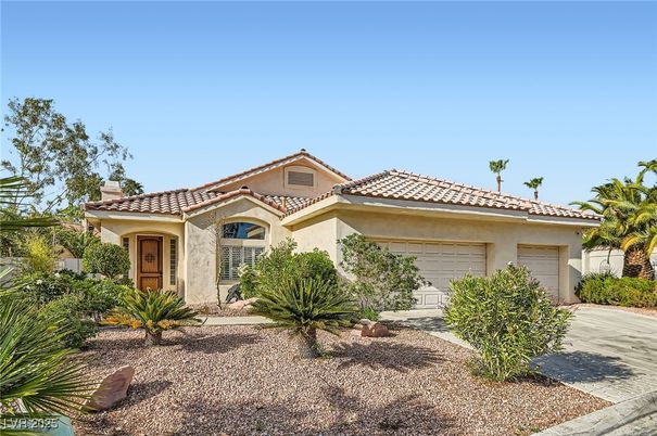 Attached, Exterior, Facade, Mediterranean