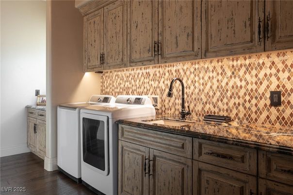 Interior, Washer, Wood Texture Flooring