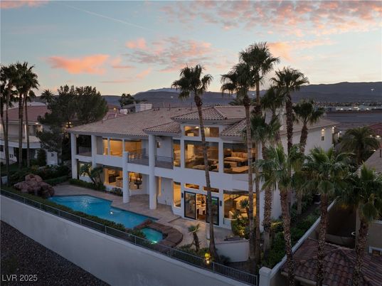 Exterior, Facade, Pool, Modern