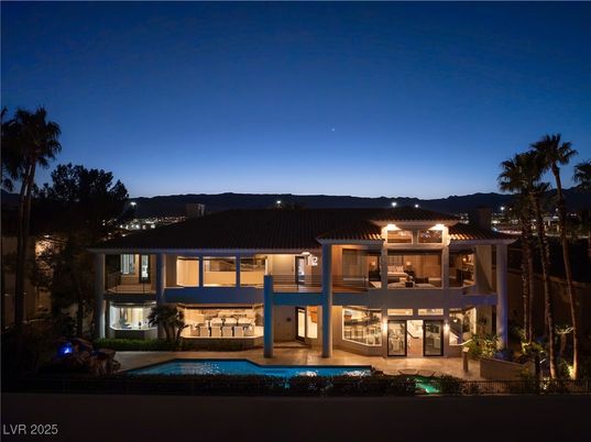 Exterior, Facade, Pool, Modern